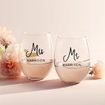 Personalisiert Mr. & Mrs. Weinglas Ohne Stiel<br><div class="desc">Entdecken Sie den Charme unseres Mr. & Mrs. Stemless Weingläsers - das Herzstück der Liebe und Einheit. Diese exquisite, stemperfreie Weingläser sind die perfekte Wahl, um gemeinsam an die Braut und die Zukunft des Bräutigams zu toasten. Jedes Glas verkörpert Eleganz und Romantik und macht sie zu einem idealen Geschenk für...</div>