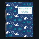 Personalisiert Name Dove Blue Menorah Hanukkah Notizbuch<br><div class="desc">Dieses außergewöhnliche Notizbuch aus Graphen zeichnet sich durch ein ganz besonderes Hanukkah-Muster aus, mit Menorahs, Friedenstruppen und jüdischen Sternen, die in aquamarinem Blau illustriert sind. Das Cover ist mit Ihrem Namen personalisiert, sodass es ein perfektes Geschenk für die Urlaubssaison ist. Ideal, um Notizen, Skizzen oder Pläne zu verbinden.</div>