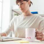Personalisiert Name Kaffeemaschine Tasse - Rosa<br><div class="desc">Maßgeschneiderte, personalisierte und elegante darkrosa Typografie-Schrift, modernes, cool chic-stilvolles geometrisches, hellrosa Dreiecksmuster Hintergrund, elegant, Tee-Kaffee-Tasse. Geben Sie einfach Ihren Namen / Familiennamen / Pärchennamen (Braut & Bräutigam / Ehemann & Ehefrau) ein, um Ihre Wünsche zu erfüllen. Macht ein großartiges Geschenk für Hochzeit, Geburtstag, Abschluss, Mütter Tag, Weihnachten, Feiertage und mehr,...</div>
