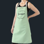 Personalisiert Name Koch seit Jahr Minze grün Schürze<br><div class="desc">Die Personalisierte Name Koch Established Year Mint Green Schürze ist das perfekte Accessoire für den talentierten Koch in Ihrem Leben. Diese Schürze ergänzt nicht nur ihre Kochkunst um eine stilvolle Touch, sondern dient auch als ständige Erinnerung, um köstliche Speisen behalten. Mit seinem modernen und einzigartigen Design lässt sich diese Schürze...</div>