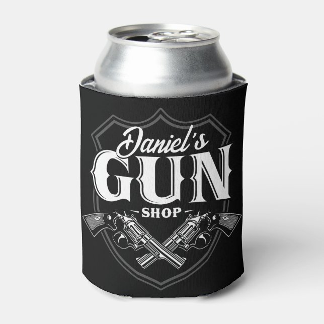 Personalisiert NAME Old Revolvers Gun Shop Feuerwa Dosenkühler (Kanne Vorderseite)