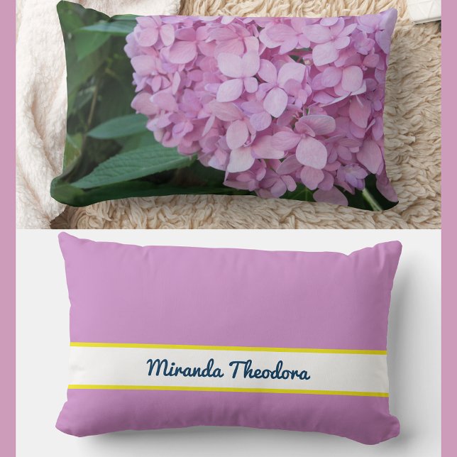 Personalisiert Name Pink Mauve Hydrangea Lendenkissen (Elegant, modern personalized name floral accent pillow. Photo of purple pink hydrangea. Calligraphy)