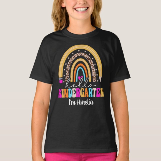 Personalisiert Name Rainbow Hallo Kindergarten T-Shirt (Vorderseite)