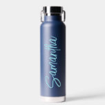 Personalisiert Name Script Typografy Simple Trinkflasche<br><div class="desc">Dieses Design kann in dem Bereich personalisiert werden, der durch das Ändern des Fotos und/oder Textes zur Verfügung gestellt wird. Sie können auch angepasst werden, indem Sie auf Vorlage personalisieren klicken und dann auf die Schaltfläche klicken, um weitere Optionen anzupassen, um die Hintergrundfarbe zu löschen oder zu ändern, Text hinzuzufügen,...</div>