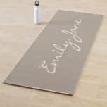Personalisiert Name Taupe Elegantes handgeschriebe Yogamatte<br><div class="desc">Mit diesem modernen, braunen Workout, das für Sie von entscheidender Bedeutung ist, können Sie Ihre Fitness verbessern. Es wurde mit einem eleganten Skript-Schriftart konzipiert und bietet eine stilvolle Touch zu Yoga-Sitzungen, Stretching-Routinen und Zuhause-Workouts. Ideal für diejenigen, die warme, erdige Farbtöne und minimalistisches Design Liebe haben, ist dieses Stück ein perfektes...</div>