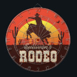 Personalisiert NAME Western Cowboy Bull Rider Rode Dartscheibe<br><div class="desc">Der Name Cowboy Bull Rider Rodeo ist ein individueller Name für den Western. Er ist mit einem wilden Westwüste Sonnenuntergang mit Kakteen und aufsteigenden Falken ausgestattet. Personalisieren Sie mit Ihrem Namen oder benutzerdefinierten Text!</div>