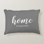 Personalisiert Name Zuhause Sentiment Grau Dekokissen<br><div class="desc">Ihr Familienname und das Wort "Zuhause" in einem schicken Skript sind auf der Vorder- und Rückseite dieses Lumbalkissen in jeder Farbe dargestellt,  wir zeigen grau. Ideal für Ihre Wohngestaltung,  Ihren Lieblingsstuhl oder einen Akzent in Ihrem Schlafzimmer.</div>