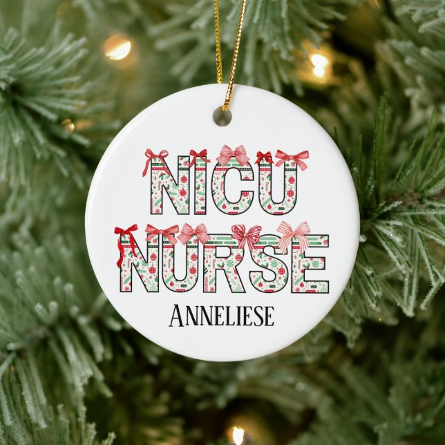 Personalisiert NICU Nurse Christmas Coquette Bow Keramik Ornament (Baum)