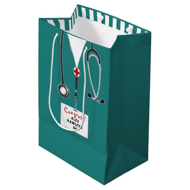 Personalisiert Nurse Abschluss Mittlere Geschenkta Mittlere Geschenktüte (Vorderseite Schrägansicht)