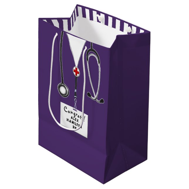 Personalisiert Nurse Abschluss Mittlere Geschenkta Mittlere Geschenktüte (Vorderseite Schrägansicht)