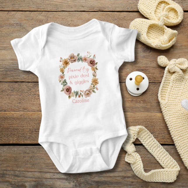 Personalisiert Pink Florals Baby Girl Geschenk Baby Strampler (Pink Floral Wreath Personalized Baby Girl Body suit.  Powered by Pixie Dust and Giggles. )