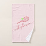 Personalisiert Pink Tennis Skript Handtuch benenne<br><div class="desc">Personalisiertes Tennishandtuch in Rosa und Rosa mit einer einfachen niedlichen Tennisschlägergrafik und individuelle Name oder Text in einer femininen gürteligen und modernen hübschen Drehbuch-Schriftart-Monogramm. Alle Mädchen oder Frauen Tennisspieler würden den eleganten Look dieses modernen und minimalen nützlichen Tennisgeschenk schätzen.</div>