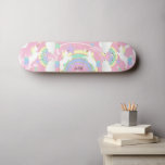 Personalisiert Rainbow Pink Einhorn Skateboard<br><div class="desc">Unicorn Skateboard mit rosa Hintergrund und farbenfrohen Regenbögen und Einhörnchen für Sie bereit zu personalisieren. ✔ Hinweis: Nicht alle Vorlagenbereiche müssen geändert werden. 📌 Wenn Sie weitere Anpassungen benötigen, klicken Sie bitte auf den Button "Weitere Anpassungen vornehmen" oder "Design anpassen oder bearbeiten" und verwenden Sie unser Designwerkzeug, um die Größe,...</div>