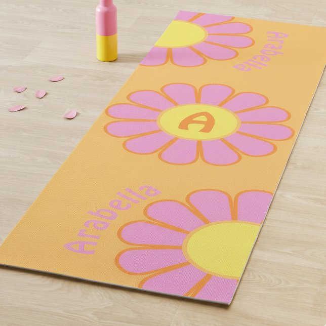 Personalisiert Retro Big Daisy Initial & Name Oran Yogamatte (Personalized retro daisy yoga mat in pink orange and yellow. )