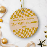 Personalisiert Retro Yellow Checkerboard Weihnacht Keramik Ornament<br><div class="desc">Das stilvolle personalisierte Keramik-Ornament mit Retro-Senf-Schachbrettmuster verleiht Ihrem ersten Weihnachtsfest eine besondere Note. Passen Sie es mit Ihrem Familiennamen an, um einen einzigartigen Sake zu erhalten, der Ihren Urlaub zusammen feiert. Das gewagte, gelbe Muster und der Vintag inspirierte Stil machen dieses Ornament zu einer trendigen Ergänzung zu Ihrem Weihnachtsbaum, ideal...</div>