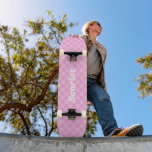 Personalisiert rosa Karos Skateboard<br><div class="desc">Ein trendy rosa Schachbrettmuster, das mit einem oder mehreren Initialen personalisiert werden kann.</div>