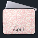 Personalisiert rosa Leopard Laptopschutzhülle<br><div class="desc">Elegantes und modernes Leopardenkissen mit einem stilvollen Leopardenmuster in Pastellrosa auf weißem Hintergrund. Fügen Sie einfach Ihren Namen und Ihr Monogramm zu diesem schicken Laptop-Ärmel hinzu. Exklusiv für Sie entworfen von Happy Dolphin Studio. Wenn Sie Hilfe oder passende Produkte benötigen oder eine Farbkombination gewollt haben, kontaktieren Sie uns bitte unter...</div>