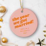 Personalisiert Rosa Orange Erste Weihnachtsnacht V Keramik Ornament<br><div class="desc">Feiern Sie Ihr erstes Weihnachtsfest als verheiratetes Paar mit diesem atemberaubenden personalisierten Ornament mit kühnen Retro-Typografie in Pastellrosa und Orange. Dieses Keramik-Ornament bringt eine spielerische, aber stilvolle Touch in Ihre Urlaubsatmosphäre, die die Freude an Ihrer ersten Urlaubssaison perfekt vereint. Das auffallende Design und die personalisierten Details machen es zu einem...</div>