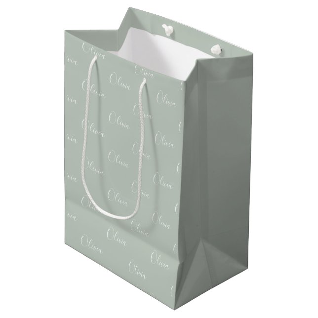 Personalisiert Sage Green Eleganname Mittlere Geschenktüte (Vorderseite Schrägansicht)