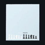 Personalisiert Schach Piece Blue Notizblock<br><div class="desc">Klassisches Schwarz-Weiß-Notizblock für Schachfreunde mit geometrischen Schachfiguren. Modernes Schachdesign</div>