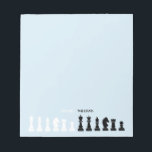 Personalisiert Schach Piece Blue Notizblock<br><div class="desc">Klassisches Schwarz-Weiß-Notizblock für Schachfreunde mit geometrischen Schachfiguren. Modernes Schachdesign</div>