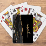 Personalisiert Signature Black Gold Agate Spielkarten<br><div class="desc">Dieses elegante,  moderne Design mit Ihrem Namen in vertikaler goldfarbener Signatur-Handschrift auf schwarzem Hintergrund mit einem Rahmen von schwarzem Aquarell mit vergoldetem Imitat-Glitzer. (Um die Swashes am Anfang und am Ende des Namens behalten,  ersetzen Sie nur die Buchstaben,  indem Sie die Symbole verlassen haben.)</div>