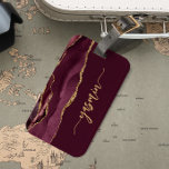 Personalisiert Signature Burgundy Red Gold Agate Gepäckanhänger<br><div class="desc">Dieses elegante,  moderne Design mit Ihrem Namen in senkrechter goldfarbener Handschrift auf bordeauxrotem Hintergrund mit einem bordeauxroten Aquarellrand besticht durch goldfarbenen Imitat-Glitzer. (Um die Swashes am Anfang und am Ende des Namens behalten,  ersetzen Sie nur die Buchstaben,  indem Sie die Symbole verlassen haben.)</div>