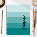 Personalisiert Signature Color Block Aquamarin 202 Planer<br><div class="desc">Dieses trendige,  moderne Design zeichnet sich durch fünf Farbblockstreifen in Gradientenfarben von leicht bis mittelaquamarin aus. Personalisieren Sie es mit Ihrem Namen in einem Skript für die vertikale schwarze Unterschrift.</div>