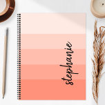 Personalisiert Signature Color Block Coral 2024 Planer<br><div class="desc">Dieses trendige,  moderne Design zeichnet sich durch fünf Farbblockstreifen in Farbverlauf von leichter bis mittlerer Koralle aus. Personalisieren Sie es mit Ihrem Namen in einem Skript für die vertikale schwarze Unterschrift.</div>