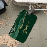 Personalisiert Signature Emerald Green Gold Agate Gepäckanhänger<br><div class="desc">Dieses elegante,  moderne Design mit Ihrem Namen in senkrechter goldfarbener Handschrift auf einem smaragdgrünen Hintergrund mit einem smaragdgrünen Aquarellrücken besticht durch goldfarbenen Imitat-Glitzer. (Um die Swashes am Anfang und am Ende des Namens behalten,  ersetzen Sie nur die Buchstaben,  indem Sie die Symbole verlassen haben.)</div>