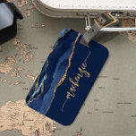 Personalisiert Signature Navy Blue Gold Agate Gepäckanhänger<br><div class="desc">Dieses elegante,  moderne Design mit Ihrem Namen in vertikaler goldfarbener Signatur Handschrift Schrift auf einem marineblau Hintergrund mit einem Rand von marineblau Aquarell mit vergoldetem Imitat Glitzer. (Um die Swashes am Anfang und am Ende des Namens behalten,  ersetzen Sie nur die Buchstaben,  indem Sie die Symbole verlassen haben.)</div>