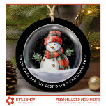 Personalisiert Snowman Snow Globe Foto Keramik Ornament<br><div class="desc">Lassen Sie sich von diesem personalisierten Weihnachtsschmuck verzaubern, der eine charmante Aquarellillustrierung eines Schneemanns mit einem gemütlichen Hut und Schal enthält, in einer Schneekugel versteckt und von zartem fallendem Schnee umgeben ist. Die Vorderseite enthält Text, der sagt: "Schneetage sind die besten Tage" und "Weihnachten 2024", mit der Möglichkeit, Ihre eigenen...</div>