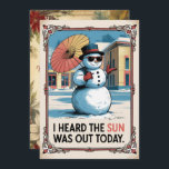 Personalisiert Snowman Sun Funny Vintag Feiertagskarte<br><div class="desc">Machen Sie sich bereit, Feiertagssjubeln mit einer Drehung zu verbreiten! Diese lustige Weihnachtsgrüßkarte kombiniert klassischen Urlaubscharm mit einem Hauch Spaß, der jedem ein Lächeln geben wird. Mit einer skurrilen, rückwärts inspiriert Abbildung ist dies eine denkwürdige Karte, die sich in dieser Saison auszeichnet. Bringen Sie Ihren Freunden und Ihrer Familie eine...</div>