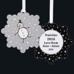 Personalisiert Snowman Weihnachten Ornament Karte<br><div class="desc">Diese personalisierte Weihnachtskarte zeigt den Snowman-Charakter der Weihnachtszeit-Crew.</div>