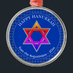 Personalisiert | Star of David | HAPPY HANUKKAH Ornament Aus Metall<br><div class="desc">Stilvolles Cobalt Blue STAR OF DAVID HANUKKAH Metal Ornament mit Imitaten silbernen Star von David in einem gefliesten Muster im Hintergrund und einem großen bunten Star von David in der Mitte. Der Text liest HAPPY HANUKKAH plus Platzhalter und ist CUSTOMIZABLE, sodass Sie die Nachricht ersetzen und Ihren Namen/Firmennamen hinzufügen können....</div>