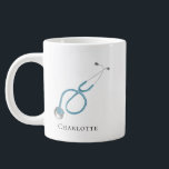 Personalisiert Stethoskop Name Doctor Novelty Jumbo-Tasse<br><div class="desc">Unsere Ärzte sind eine tolle Hilfe, wenn wir sie am meisten brauchen, und diese Tasse ist ein Geschenk, denn wer nicht an einem kalten Tag eine coole Tasse Joe oder heiße Schokolade will. Passen Sie den Namen an, indem Sie auf den Knopf "Personalisieren" oben klicken und den Arzt, die Krankenschwester...</div>