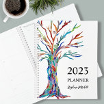 Personalisiert stilvoll planer<br><div class="desc">Dieser einzigartige Planner zeichnet sich durch einen bunten Mosaikbaum aus. Einfach mit Ihrem Namen und Jahr anpassbar. Ändern Sie mithilfe des Entwurfstools die Textgröße,  den Stil oder die Farbe. Weil wir unsere Kunstwerke erstellen,  werden Sie dieses exakte Bild von anderen Designern nicht finden. Original Mosaik © Michele Davies.</div>