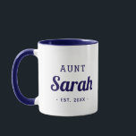 Personalisiert Tante Monogram-Tasse Tasse<br><div class="desc">Modernes, minimalistisches Typografie-Design personalisiert mit Tante-Namen und feststehendem Datum oder jedem anderen benutzerdefinierten Text. Perfekter, maßgeschneiderter Sake für neue Tanten, Onkel oder andere Familienmitglieder, um Sie zu verkünden! Klicken Sie auf Anpassen, um Schriftart und Farben zu ändern und eigene Texte und Fotos hinzuzufügen. Fügen Sie einen anderen Namen oder eine...</div>