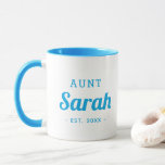 Personalisiert Tante Monogram-Tasse Tasse<br><div class="desc">Modernes, minimalistisches Typografie-Design personalisiert mit Tante-Namen und feststehendem Datum oder jedem anderen benutzerdefinierten Text. Perfekter, maßgeschneiderter Sake für neue Tanten, Onkel oder andere Familienmitglieder, um Sie zu verkünden! Klicken Sie auf Anpassen, um Schriftart und Farben zu ändern und eigene Texte und Fotos hinzuzufügen. Fügen Sie einen anderen Namen oder eine...</div>