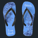 Personalisiert Team Bride Favor Blue Lotus Floral Flip Flops<br><div class="desc">Diese eleganten, Vintagen Flip Flops, die eine aufwändige Illustration des blauen Lotus-Blumenmusters enthalten, sind ein unvergessliches Geschenk für Hochzeitsfeier-Mitglieder: Braut, Brautjungfrauen, Brautmutter, Trauzeugin... Sie fügen Ihrem Hochzeitstag, Junggeselinnen-Abschied oder anderen Feierlichkeiten eine stilvolle Glamour hinzu. Strich Anpassen Sie es mit Ihrer Formulierung durch die Vorlagenfelder. Wenn Sie gewollt haben, um den...</div>