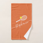 Personalisiert Tennis Ball Clay Court Name Handtuch<br><div class="desc">Clay Court Tennis Player Personalisiertes Schwitzen oder Handtuch mit einer einfachen niedlichen Tennisschläger-Grafik und individuelle Name oder Text in einer femininen Girl und modernen hübschen Drehbuch Schriftart Monogramm ist ein nützliches Geschenk für einen Tennisspieler,  Trainer,  Manager,  Team,  oder für den Unterricht.</div>