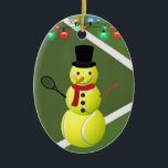 Personalisiert Tennis Ball Snowman Weihnachten Keramik Ornament<br><div class="desc">Dieses einzigartige Tennis Weihnachtsgeschmack-Design bietet einen grünen Tennisplatz mit niedlichem Tennisball-Schneemann. Personalisieren Sie den Rücken mit einem Namen und Jahr!</div>