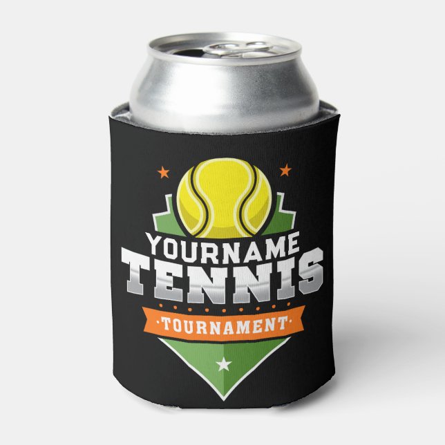 Personalisiert Tennis Player NAME Varsity Turnier Dosenkühler (Kanne Vorderseite)