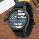 Personalisiert Thin Blue Line American Flag Police Armbanduhr<br><div class="desc">Thin Blue Line Police Watch - American Flag Design in Police Flag Farben, Not Design . Liebliche Geschenke an Ihre Lieblings-Polizei oder Strafverfolgungsbeamte. Großartiges Geschenk für die Polizei in der Ruhestandszeit. Personalisieren mit Namen. COPYRIGHT © 2020 Judy Burrows, Black Dog Art - Alle Rechte vorbehalten. Personalisiert Thin Blue Line American...</div>