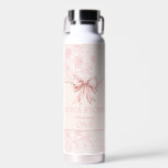 Personalisiert Toile Rosa Coquette Geburtstag Trinkflasche<br><div class="desc">Feiern Sie Ihren kleinen Tag stilvoll mit der Personalisierten Toile Blush Pink Coquette Geburtstagswasserflasche. Diese Flasche vereint Eleganz und Charme perfekt und ist mit einem rosafarbenen Hintergrund geschmückt, der mit einem hübschen Aquarellbänder-Design geschmückt ist, das eine schicke und weibliche Ästhetik ausstrahlt. Inspiriert durch zeitlose französische Zelt- und Damast-Muster, bringt seine...</div>