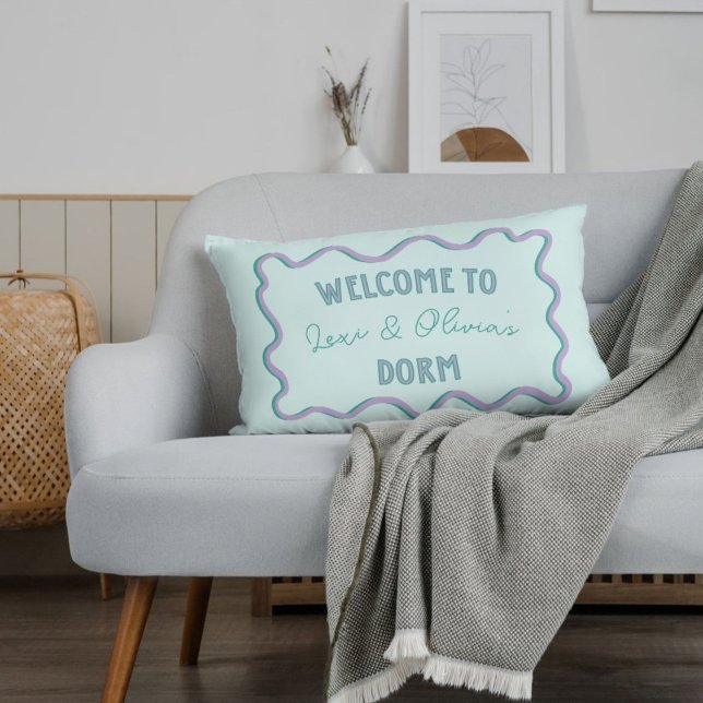 Personalisiert Trendy Green Hand Drawn Dorm Roomma Dekokissen (This is a trendy and modern green and purple pillow for your college dorm.)
