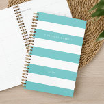 Personalisiert türkisfarbener und weißer Streifen Planer<br><div class="desc">Der personalisierte,  schicke Planer mit seinen hellblauen,  türkisblauen und weißen Streifen mit dem Namen oder Monogramm in eleganter weißer Schrift. Personalisieren Sie das Jahr am unteren Ende.</div>