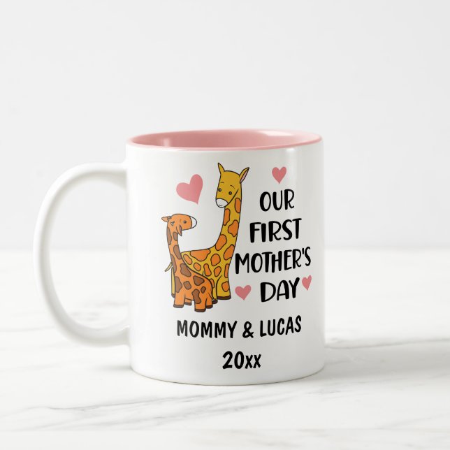 Personalisiert unser Erster Muttertag Giraffe 2025 Zweifarbige Tasse (Links)