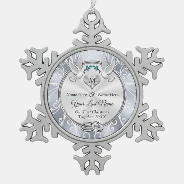 Personalisiert unser erstes Weihnachtsgeschenk Schneeflocken Zinn-Ornament (Vorderseite)