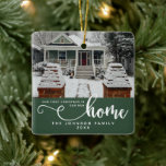 Personalisiert unsere ersten Weihnachten auf unser Keramikornament<br><div class="desc">Feiern Sie die Freude an einem Neuanfang mit unserem Emerald Green Personalisiert "Our First Christmas In Our New Zuhause" Keramik Ornament. Dieses Dekor ist perfekt für diejenigen konzipiert, die sich gerade in ihre Traumlandschaft hineingezogen haben. Die smaragdgrüne Farbe verleiht Ihrer Feriendekoration eine elegante Touch. Personalisiert mit einem Foto und dem...</div>